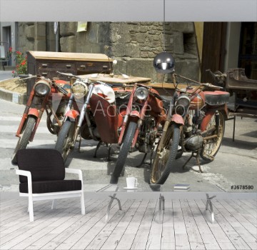 Picture of Old mopeds in front of a vintage store